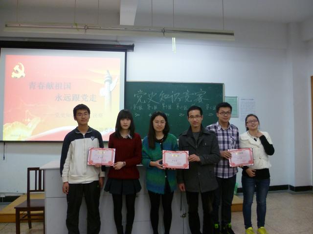 获奖党员合影留念