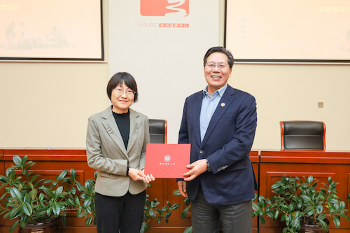 校长尚永丰院士出席仪式并向谢毅院士颁发导师聘书