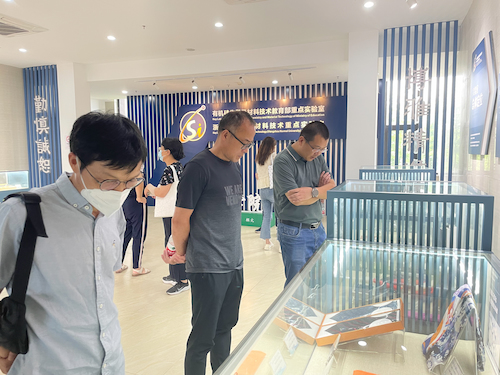 老师参观2-吴梓楠