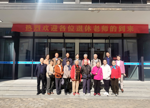 欢迎各位退休老师的到来11